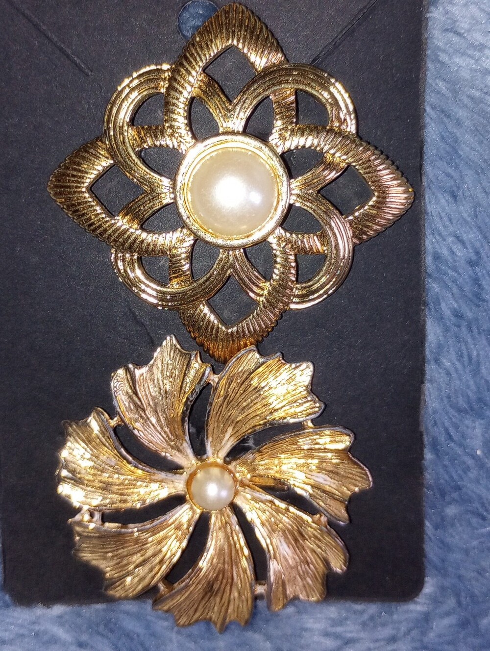 2 Vintage Sarah Coventry! Brooches,Gold and pearl,